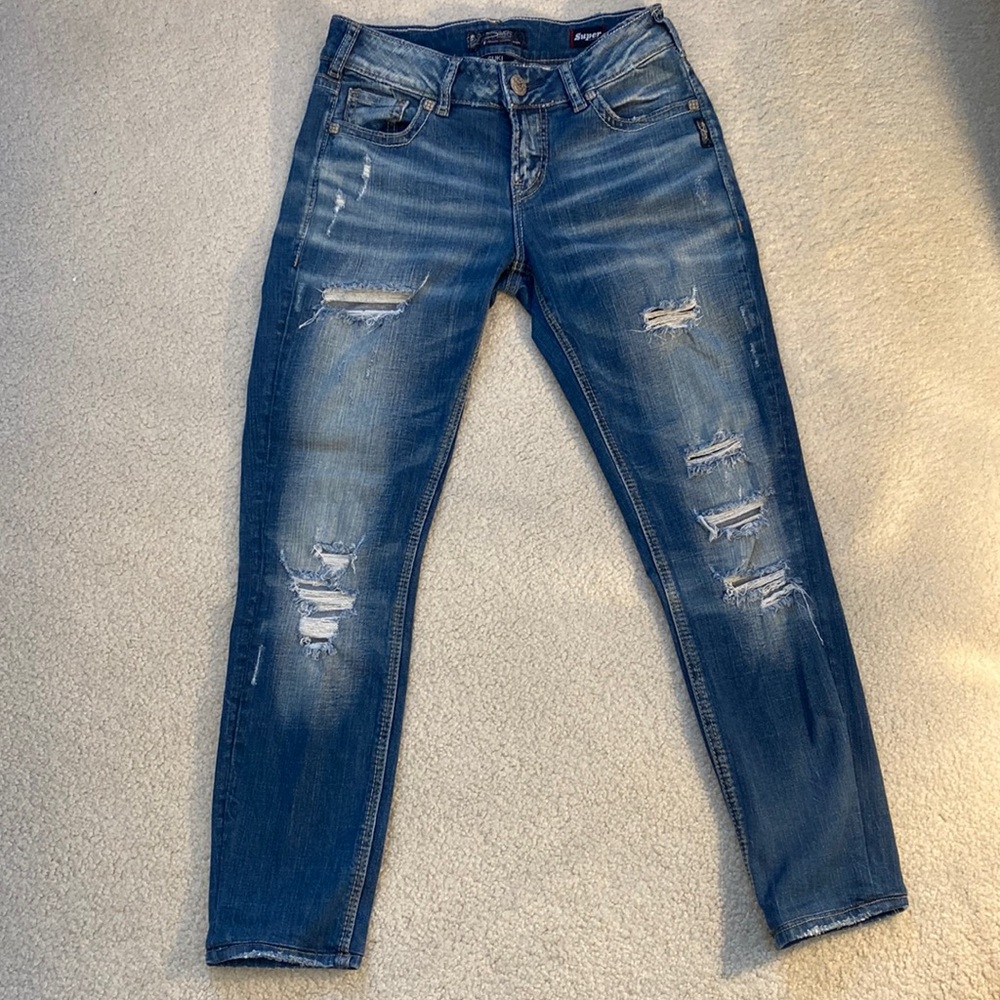 Silver Suki Mid Skinny w27/L31 dark walk with heavy distressing. Ankle Hem.